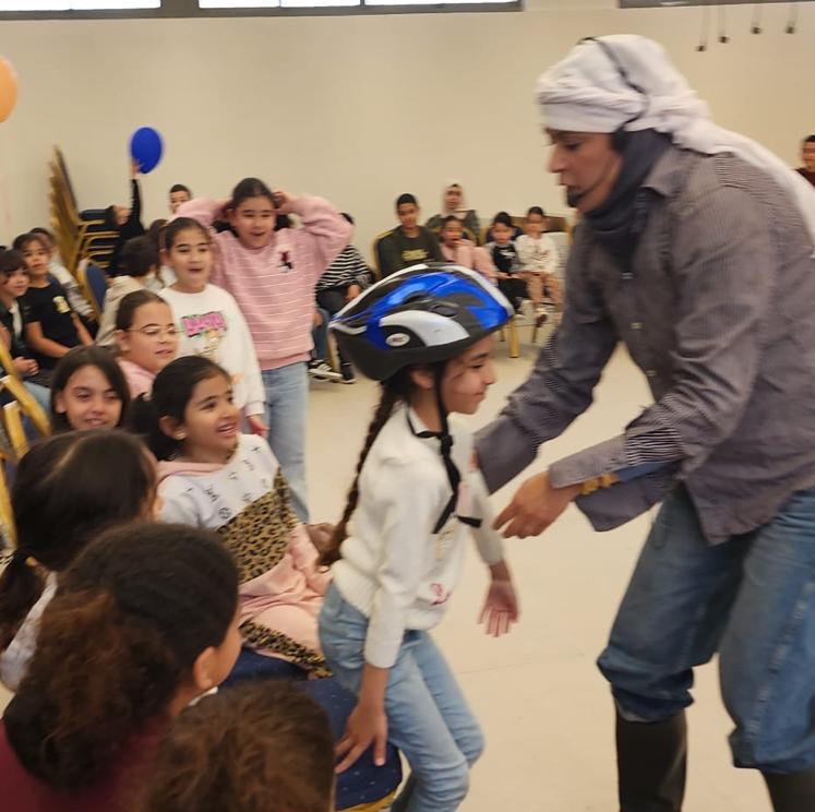 مسرحيّة " بائعة القبعات " تُضفي أجواء من الفرح والتفاعل مع الأطفال في المركز الثقافي العكي