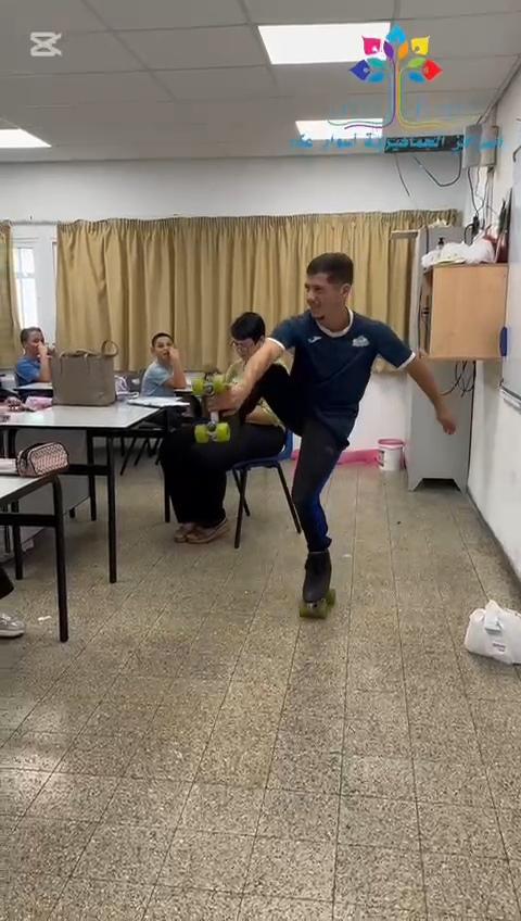 سجلوا لدورة هوكي العجلات، رياضة بتجمع بين التوازن واللياقة البدنية.