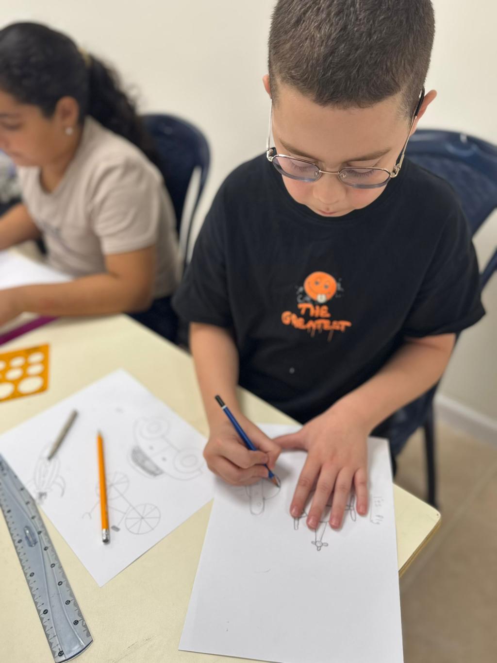 افتتاح دورة الرسم، وأول لقاء كان كيف نتعلم رسم وسائل النقل.