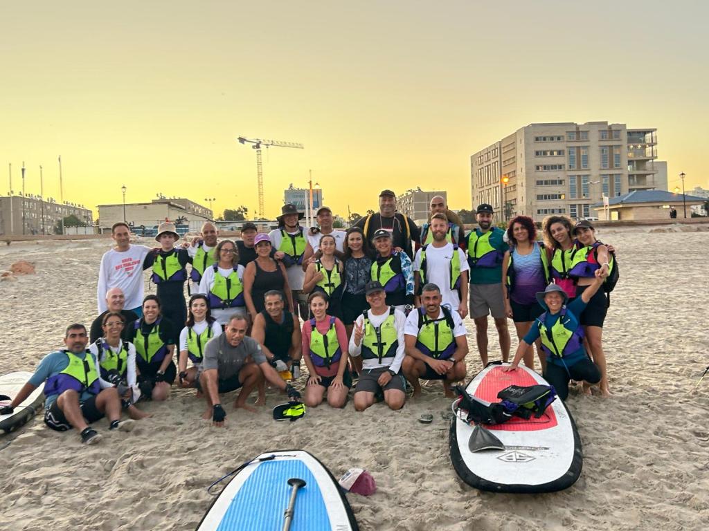 أعضاء نادي "دولفينز عكا" يبحرون من كريات يام إلى عكا على الساب!