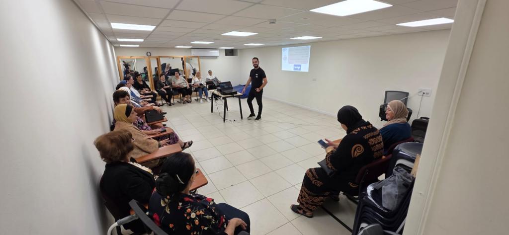 المراكز الجماهيريّة أسوار عكا تنظم ورشة تدريبية في الذكاء الاصطناعي لمجموعة نساء الجيل الذهبي.