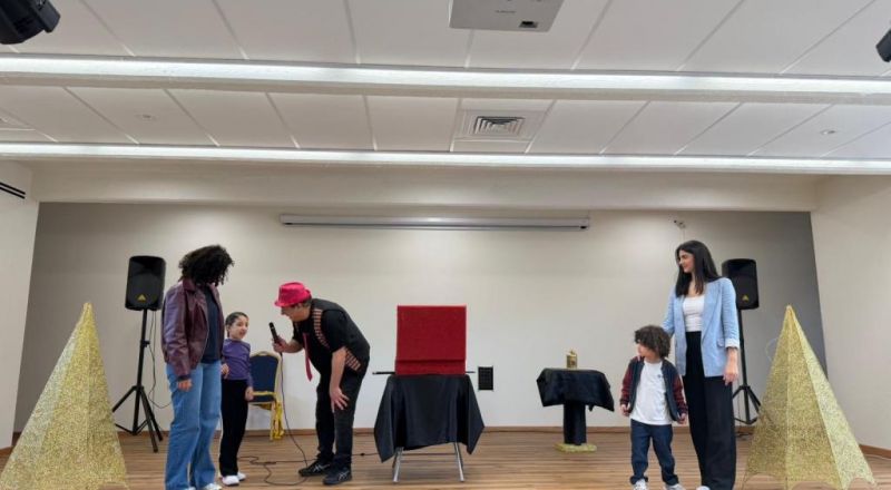 "حارس الصندوق" عرض سحري يخطف أنظار الأطفال والأهل مع عمو خليل