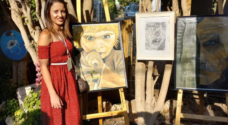 الفنانة العكية ندين بشير تشارك بلوحاتها في معرض فنيّ برمانة البطوف