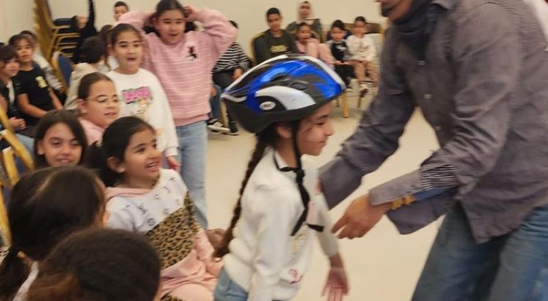 مسرحيّة " بائعة القبعات " تُضفي أجواء من الفرح والتفاعل مع الأطفال في المركز الثقافي العكي