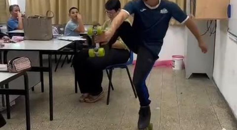 سجلوا لدورة هوكي العجلات، رياضة بتجمع بين التوازن واللياقة البدنية.