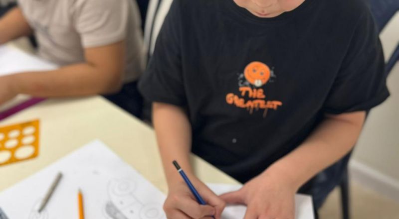 افتتاح دورة الرسم، وأول لقاء كان كيف نتعلم رسم وسائل النقل.