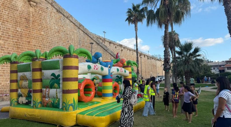 فعالية صيفية حافلة بالمرح وأجواء من الفرح للأطفال مع بلدية عكا و المراكز الجماهيرية أسوار عكا