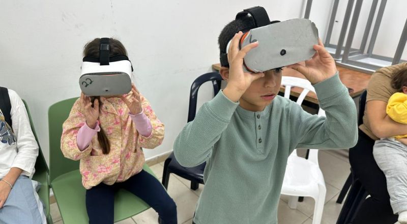 الأطفال يعيشون تجربة أكثر من رائعة في عالم الواقع الافتراض VR... وبدء التسجيل الفعالية يوم غد