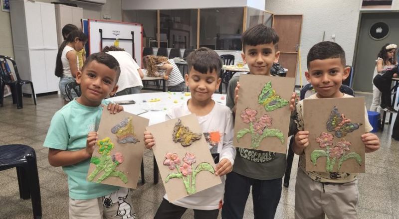 ابداع واستمتاع الاطفال في ورشة فنون إبداعية في المركز الثقافي
