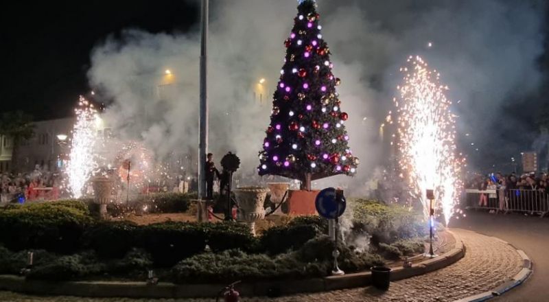 احتفال رائع وحضور واسع خلال إضاءة شجرة الميلاد في عكا. 