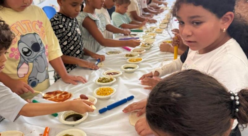 الأطفال يبدعون خلال ورشة الشيف الصغير، مع المراكز الجماهيريّة أسوار عكا.