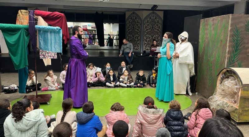 عرض ممتع لمسرحيّة علاء الدين والمصباح السحري في المركز الثقافي التابع للمراكز الجماهيرية أسوار عكا.