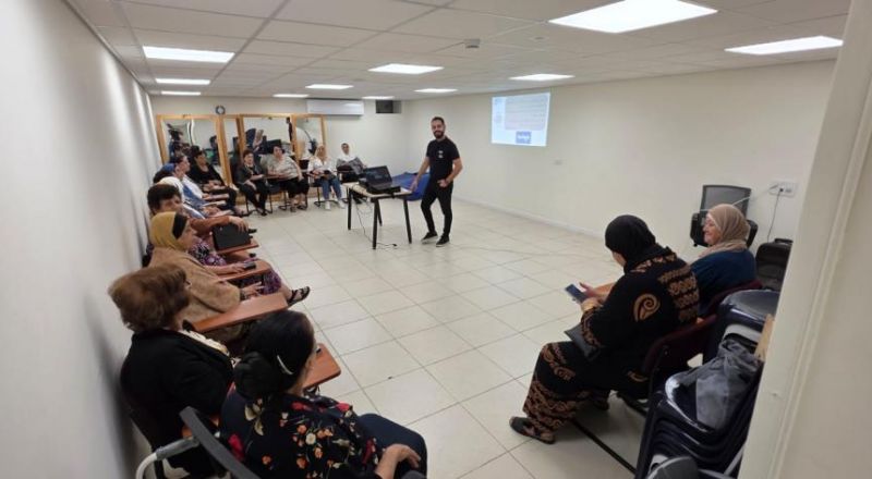 المراكز الجماهيريّة أسوار عكا تنظم ورشة تدريبية في الذكاء الاصطناعي لمجموعة نساء الجيل الذهبي.