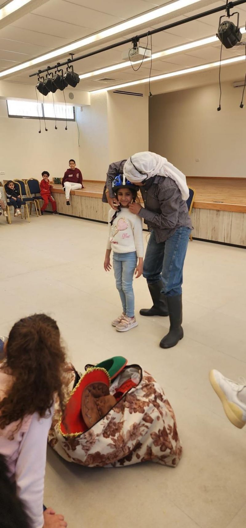 مسرحيّة " بائعة القبعات " تُضفي أجواء من الفرح والتفاعل مع الأطفال في المركز الثقافي العكي