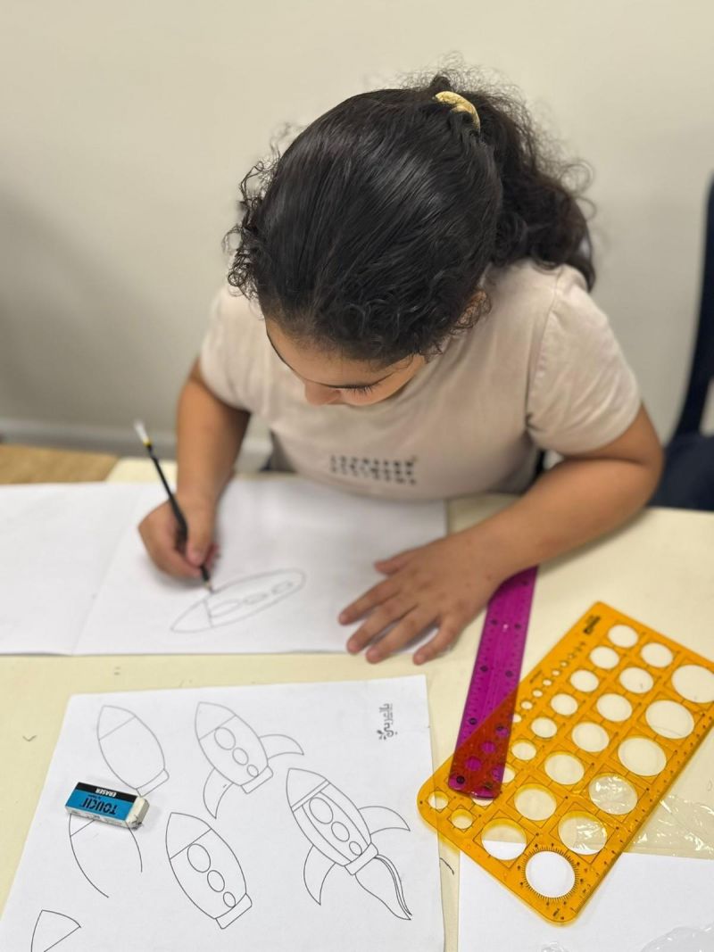 افتتاح دورة الرسم، وأول لقاء كان كيف نتعلم رسم وسائل النقل.