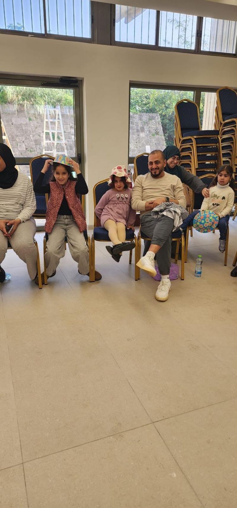 مسرحيّة " بائعة القبعات " تُضفي أجواء من الفرح والتفاعل مع الأطفال في المركز الثقافي العكي