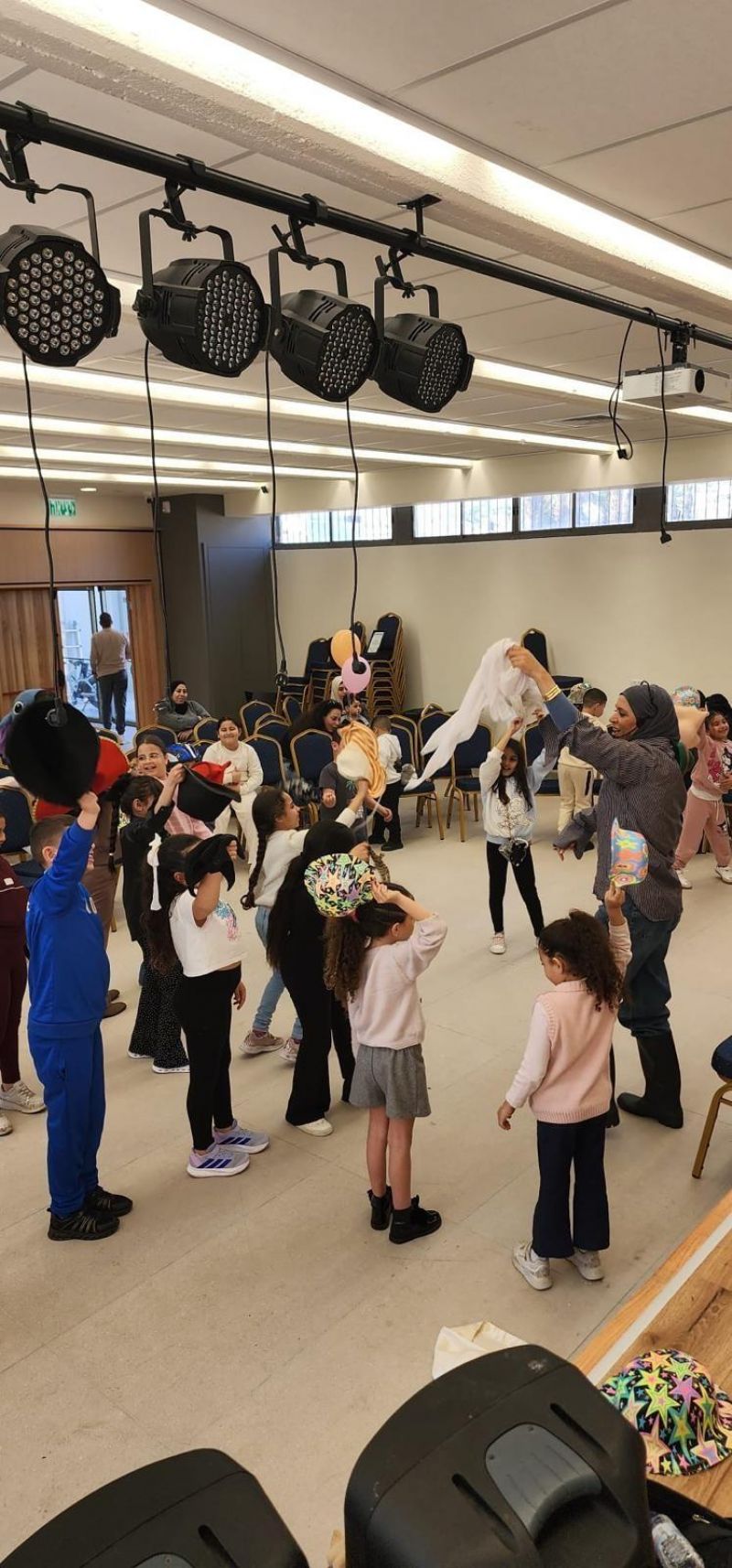 مسرحيّة " بائعة القبعات " تُضفي أجواء من الفرح والتفاعل مع الأطفال في المركز الثقافي العكي