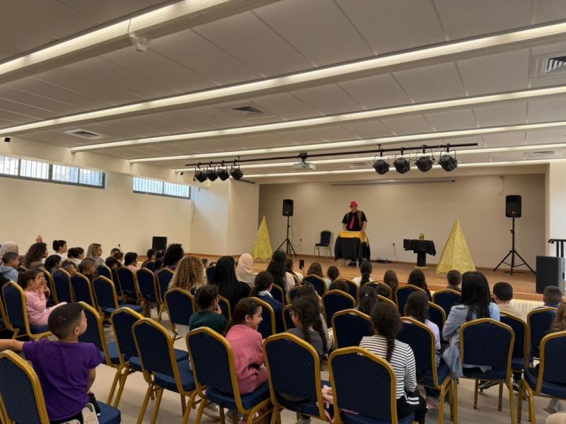 "حارس الصندوق" عرض سحري يخطف أنظار الأطفال والأهل مع عمو خليل