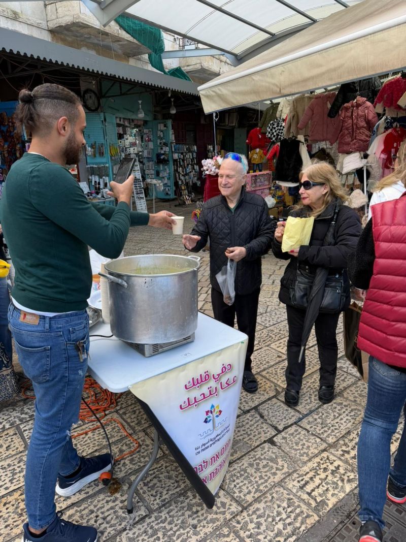 الي ما عرف عن مبادرتنا راحت عليه شوربة العدس… وهاد الشي كله بلفتة دافئة من قلب سوق عكا.