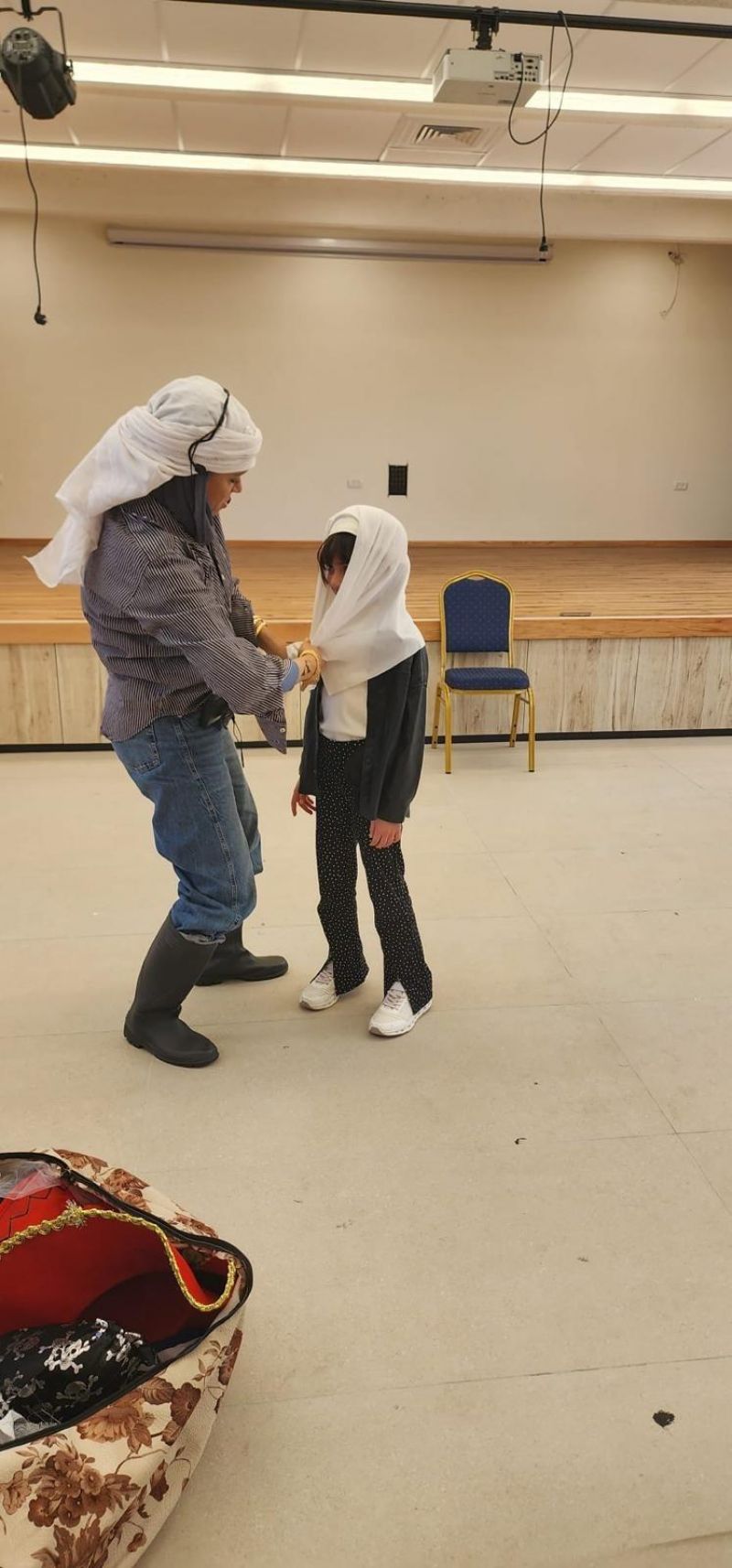 مسرحيّة " بائعة القبعات " تُضفي أجواء من الفرح والتفاعل مع الأطفال في المركز الثقافي العكي