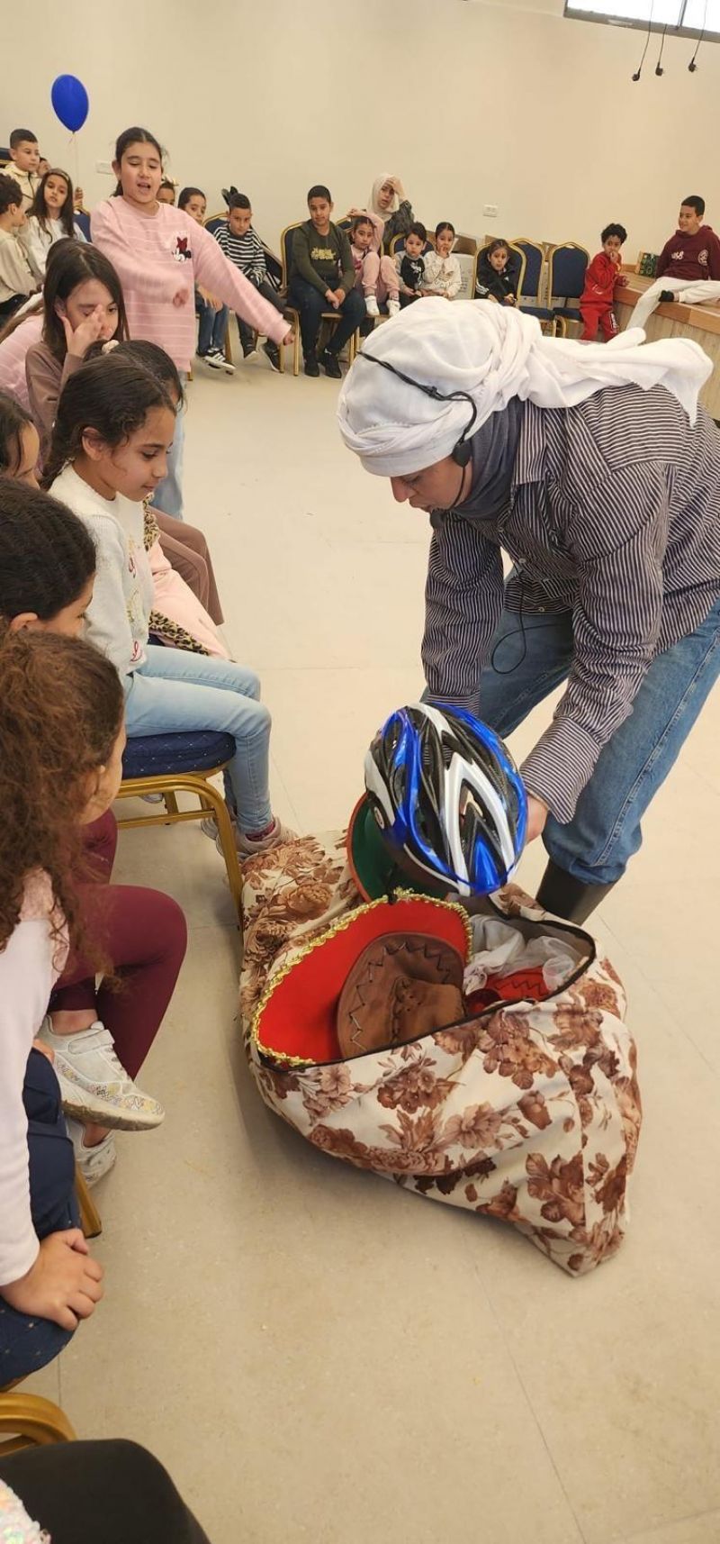 مسرحيّة " بائعة القبعات " تُضفي أجواء من الفرح والتفاعل مع الأطفال في المركز الثقافي العكي