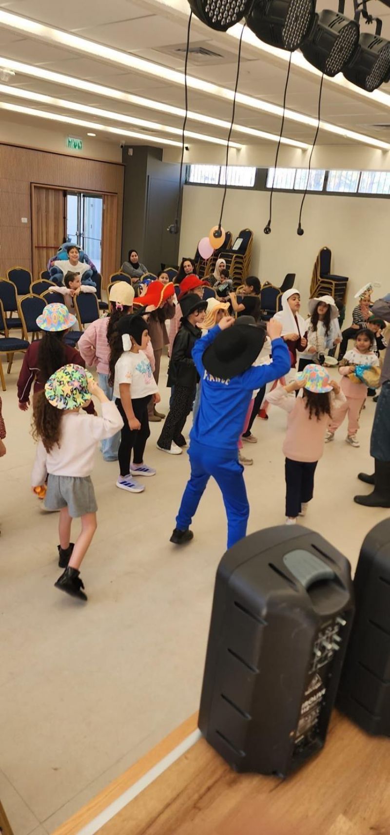مسرحيّة " بائعة القبعات " تُضفي أجواء من الفرح والتفاعل مع الأطفال في المركز الثقافي العكي