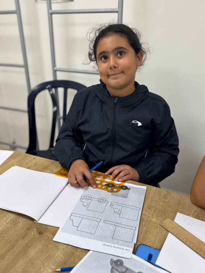 افتتاح دورة الرسم، وأول لقاء كان كيف نتعلم رسم وسائل النقل.