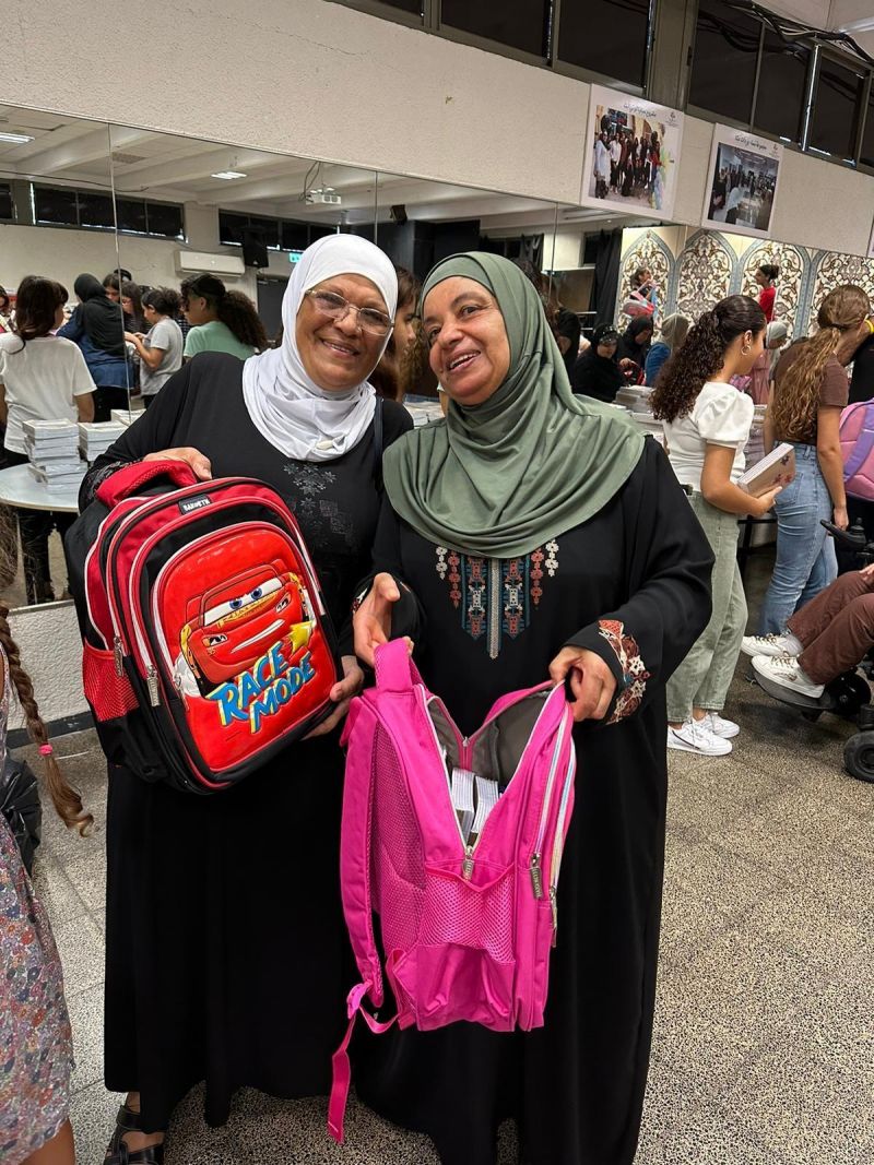 المراكز الجماهيرية أسوار عكا وبصمة انسان يوزعون حقائب مدرسية ضمن مشروع " حقيبتي ".