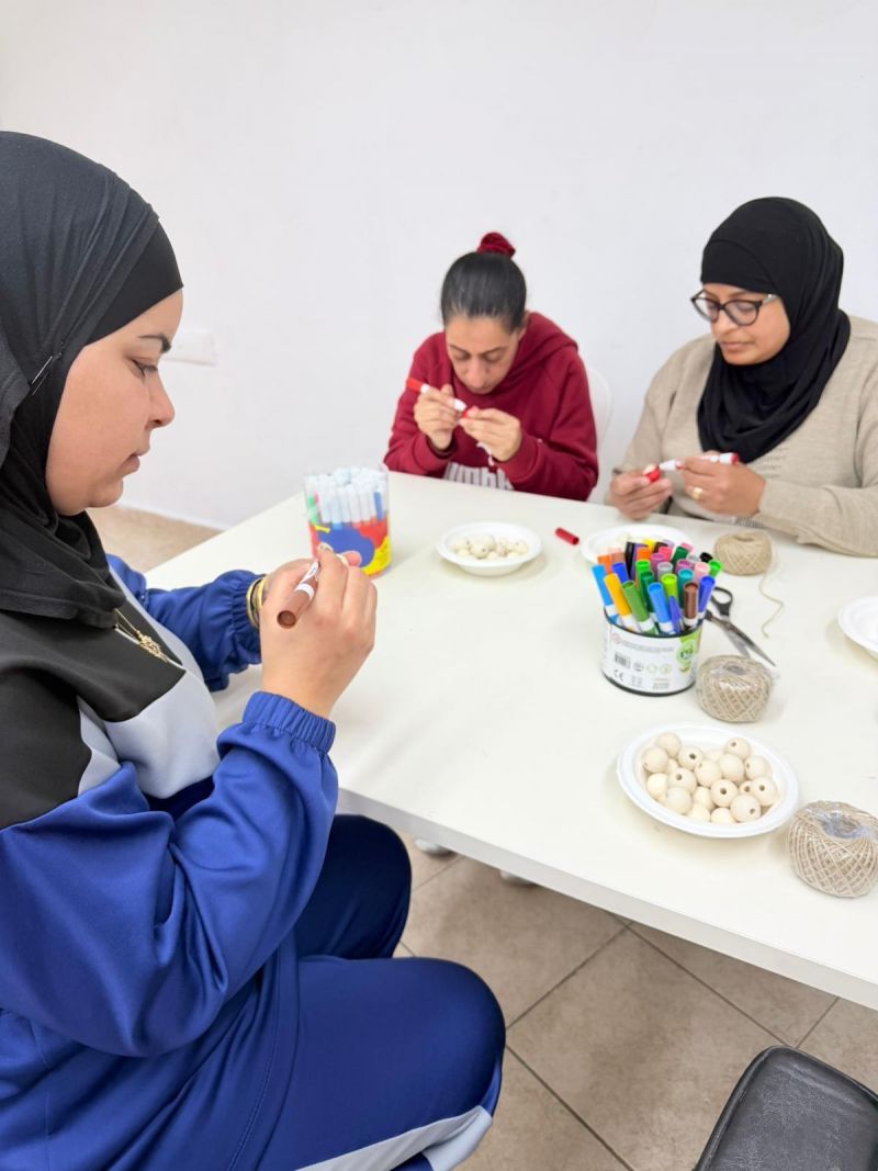 نساء " جارات البحر " ينظمن ورشة اكسسوارات وفانوس رمضان لنادي أصحاب التحديات.