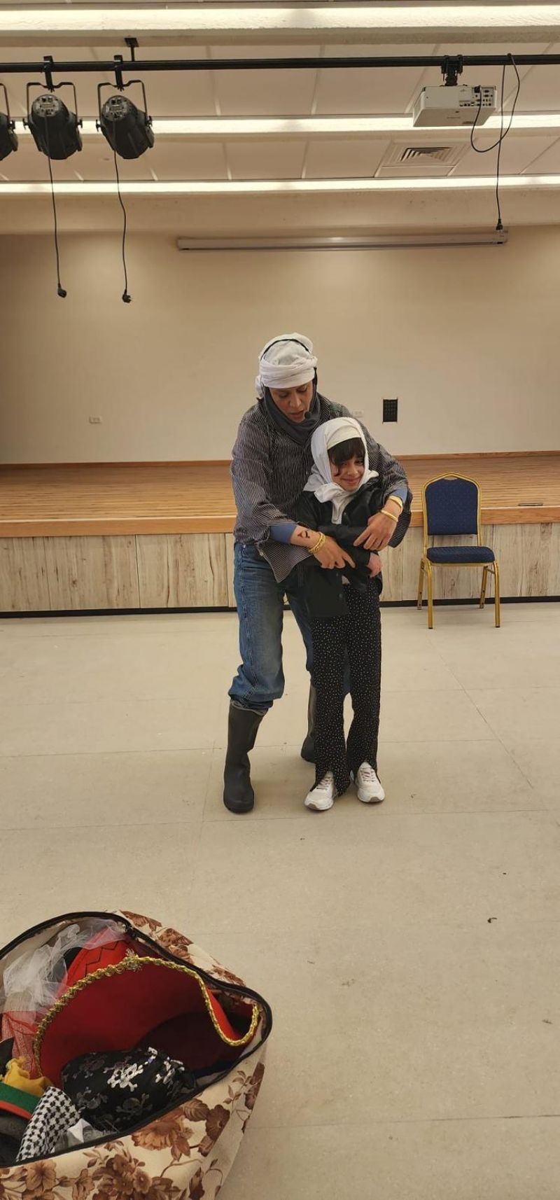 مسرحيّة " بائعة القبعات " تُضفي أجواء من الفرح والتفاعل مع الأطفال في المركز الثقافي العكي