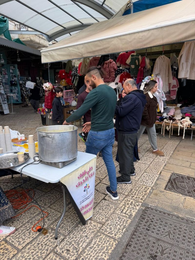 الي ما عرف عن مبادرتنا راحت عليه شوربة العدس… وهاد الشي كله بلفتة دافئة من قلب سوق عكا.