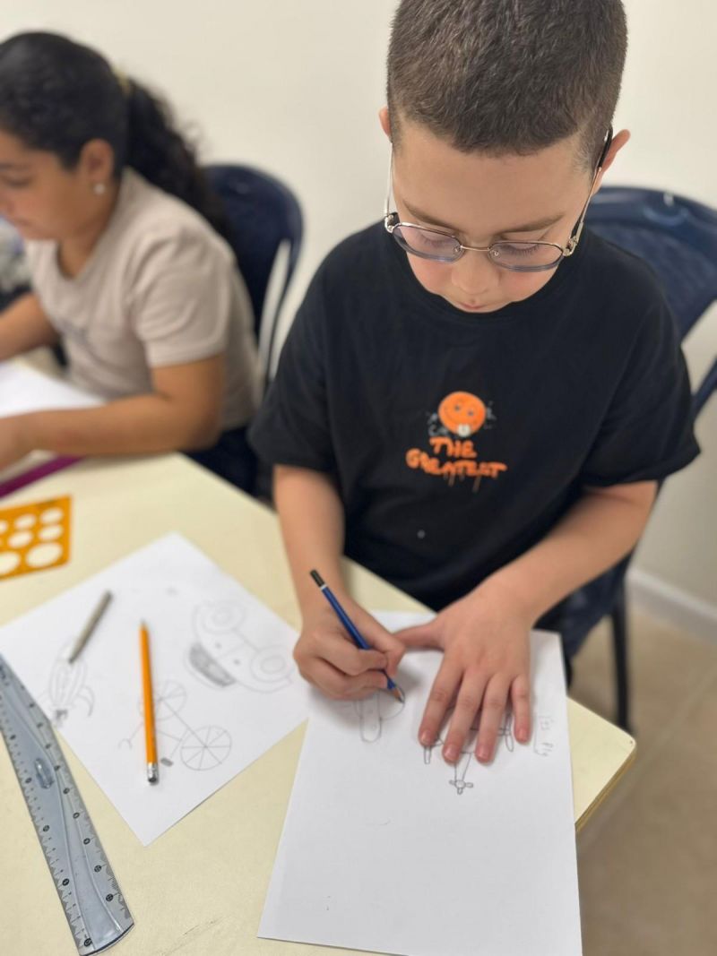افتتاح دورة الرسم، وأول لقاء كان كيف نتعلم رسم وسائل النقل.