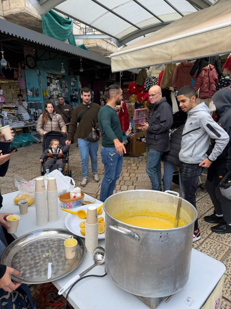 الي ما عرف عن مبادرتنا راحت عليه شوربة العدس… وهاد الشي كله بلفتة دافئة من قلب سوق عكا.
