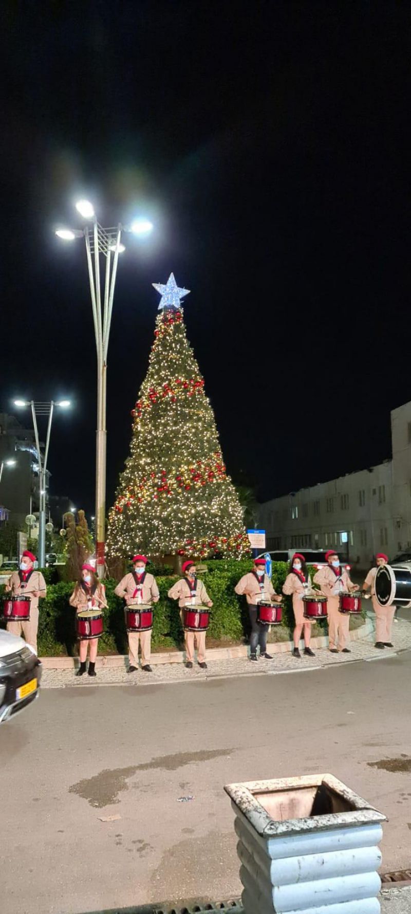 المراكز الجماهيرية- أسوار عكا تبادر إلى إضاءة شجرة الميلاد السنوية في المدينة