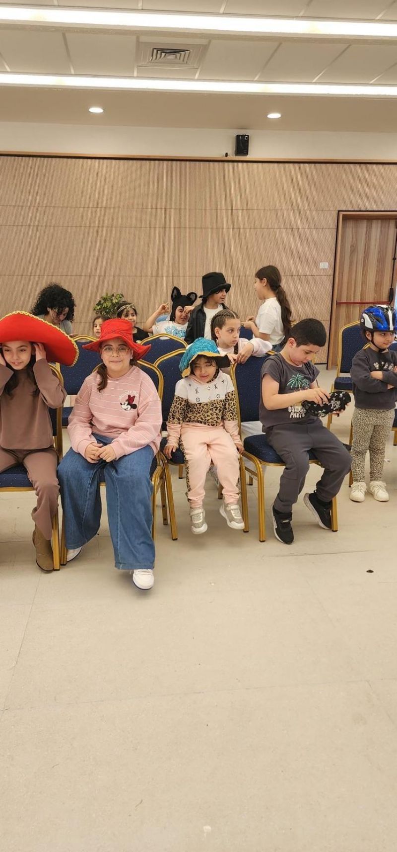 مسرحيّة " بائعة القبعات " تُضفي أجواء من الفرح والتفاعل مع الأطفال في المركز الثقافي العكي