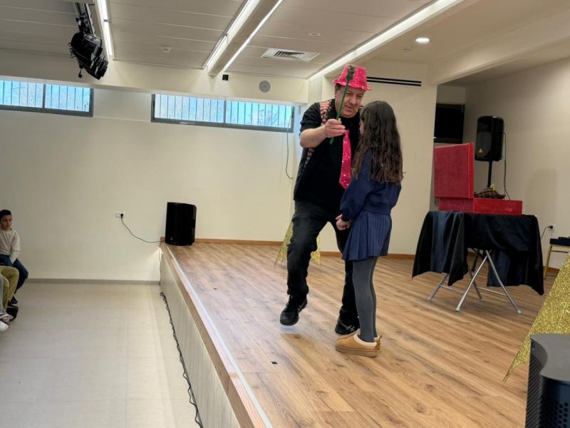 "حارس الصندوق" عرض سحري يخطف أنظار الأطفال والأهل مع عمو خليل