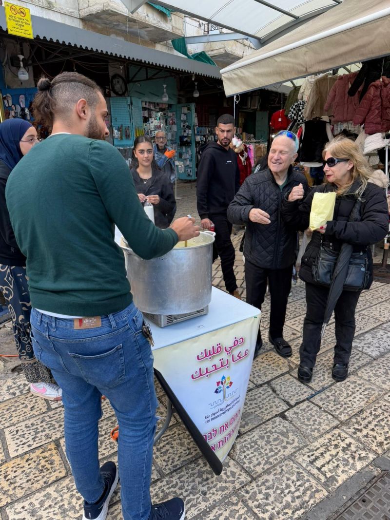 الي ما عرف عن مبادرتنا راحت عليه شوربة العدس… وهاد الشي كله بلفتة دافئة من قلب سوق عكا.