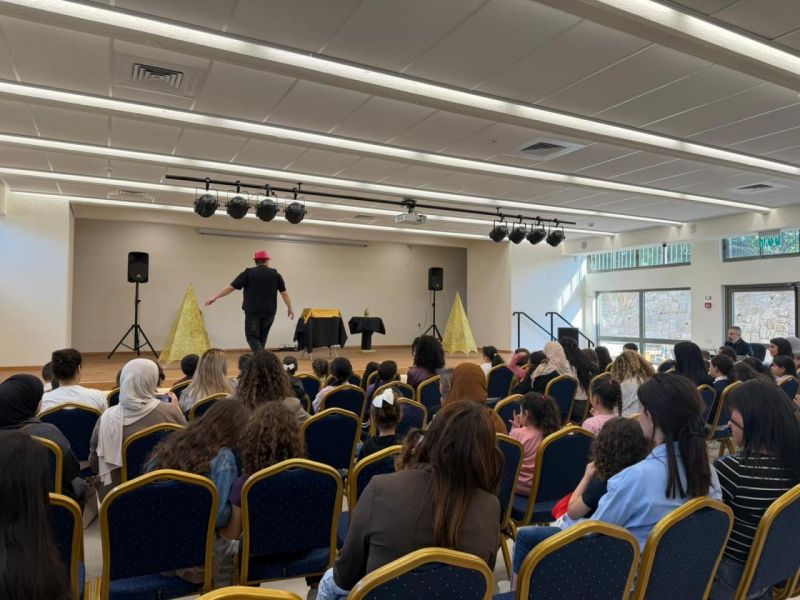 "حارس الصندوق" عرض سحري يخطف أنظار الأطفال والأهل مع عمو خليل