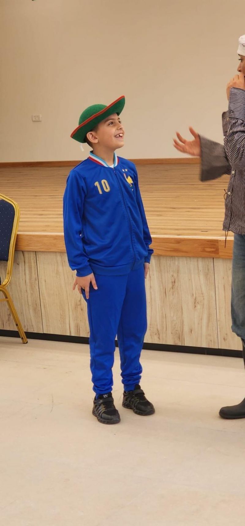 مسرحيّة " بائعة القبعات " تُضفي أجواء من الفرح والتفاعل مع الأطفال في المركز الثقافي العكي