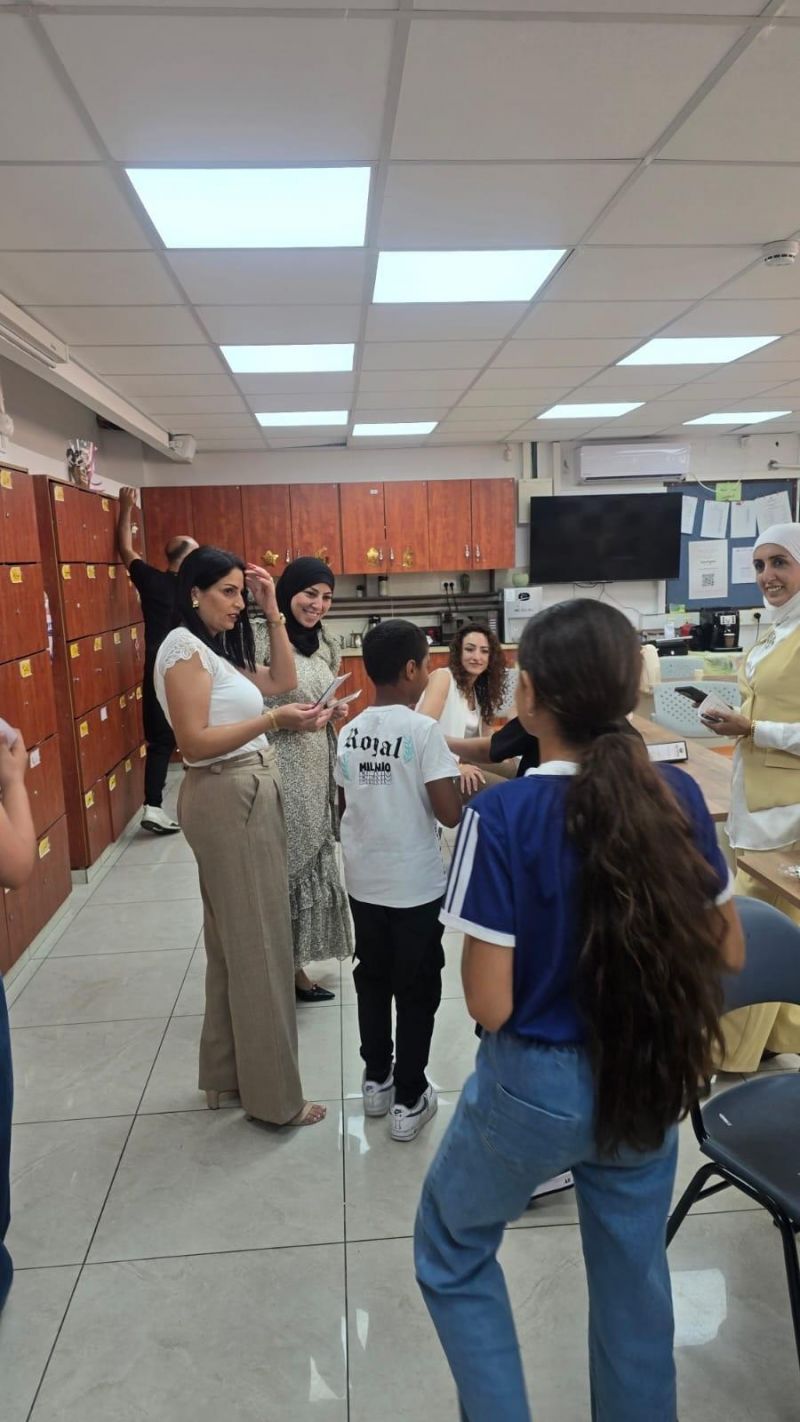 ⁨    المراكز الجماهيريّة أسوار عكا تنظم مبادرة “يوم الشكر” تقديرًا لمعلمات ومعلمي المدارس الابتدائية في المدينة