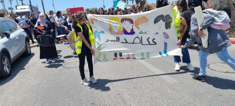 مسيرة حاشدة نظمتها المراكز الجماهيرية اسوار عكا اختتمت بها حملتها ضد التنمر.