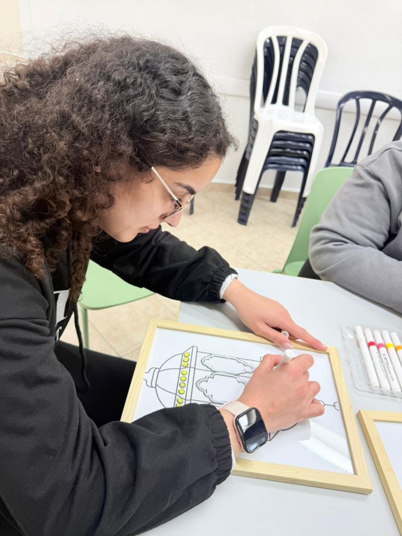 نساء " جارات البحر " ينظمن ورشة اكسسوارات وفانوس رمضان لنادي أصحاب التحديات.