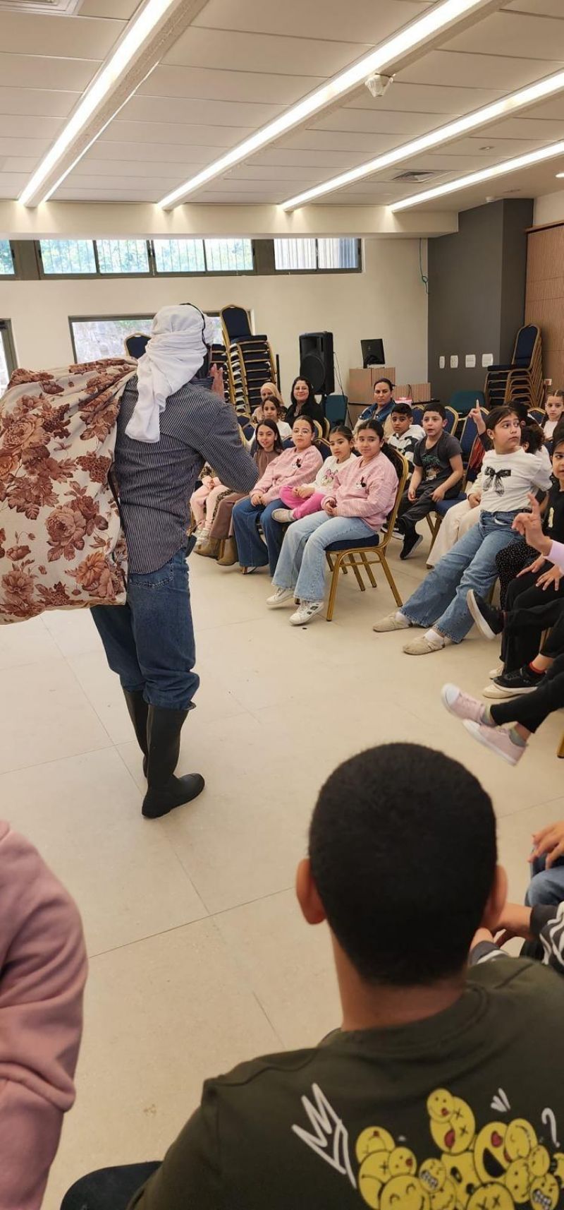 مسرحيّة " بائعة القبعات " تُضفي أجواء من الفرح والتفاعل مع الأطفال في المركز الثقافي العكي