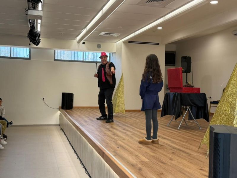 "حارس الصندوق" عرض سحري يخطف أنظار الأطفال والأهل مع عمو خليل