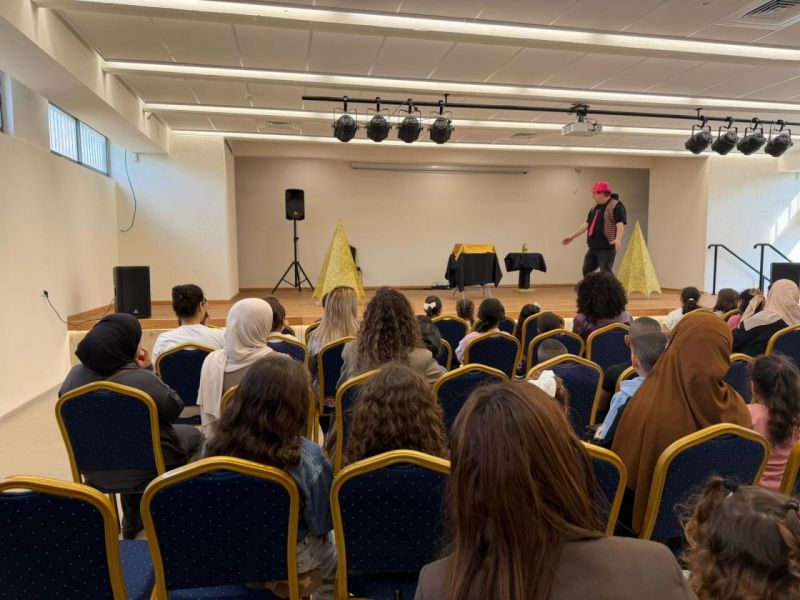 "حارس الصندوق" عرض سحري يخطف أنظار الأطفال والأهل مع عمو خليل