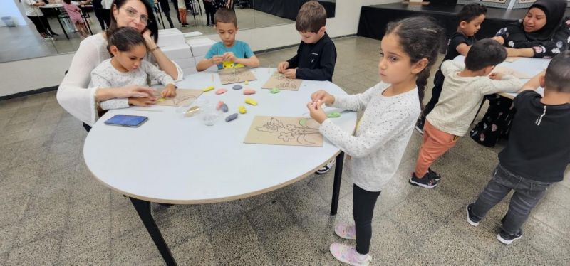 ابداع واستمتاع الاطفال في ورشة فنون إبداعية في المركز الثقافي