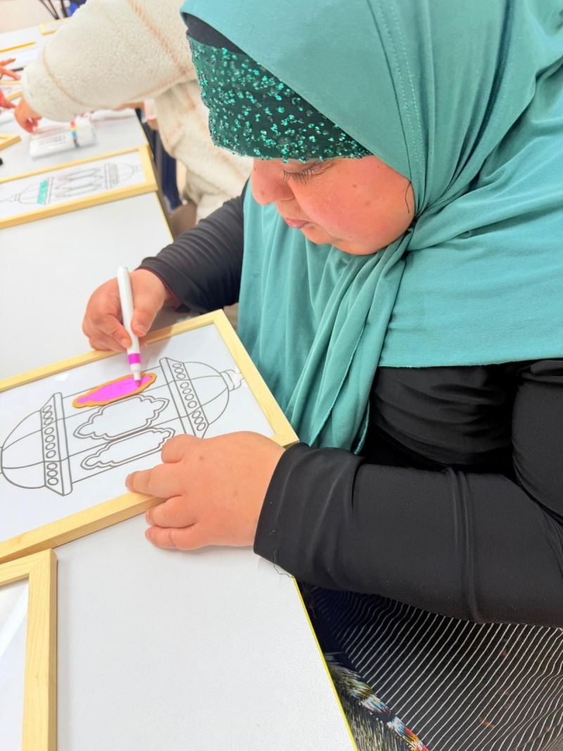 نساء " جارات البحر " ينظمن ورشة اكسسوارات وفانوس رمضان لنادي أصحاب التحديات.