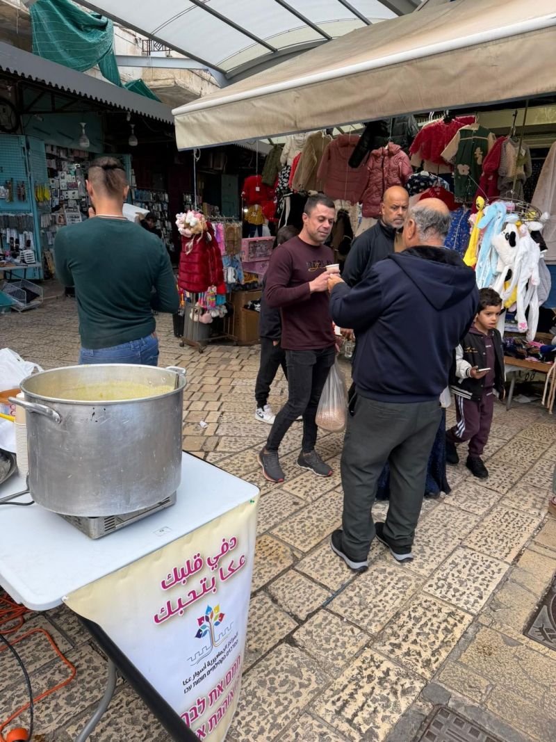 الي ما عرف عن مبادرتنا راحت عليه شوربة العدس… وهاد الشي كله بلفتة دافئة من قلب سوق عكا.