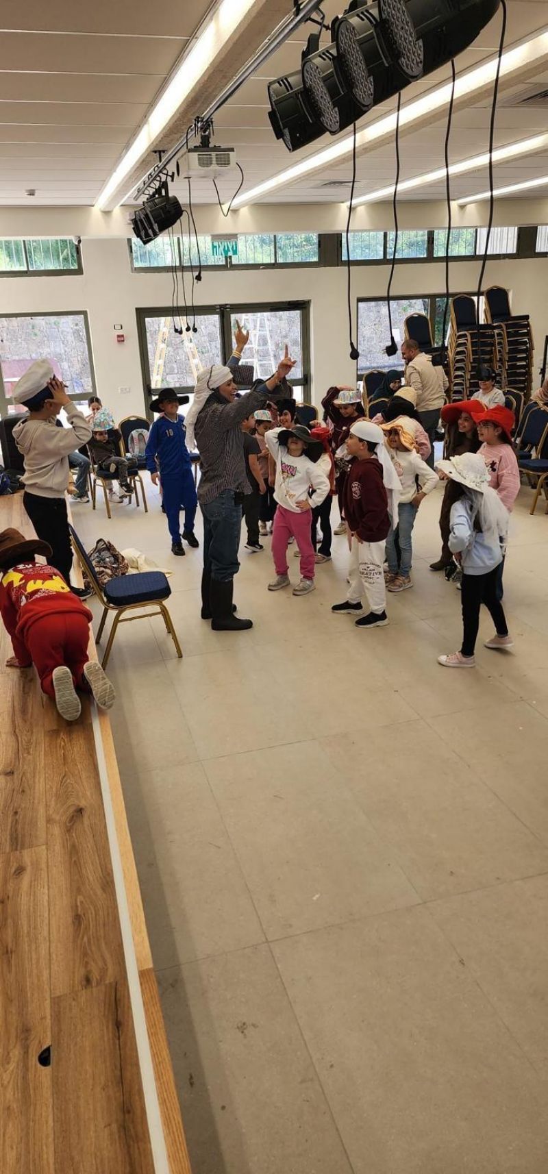 مسرحيّة " بائعة القبعات " تُضفي أجواء من الفرح والتفاعل مع الأطفال في المركز الثقافي العكي