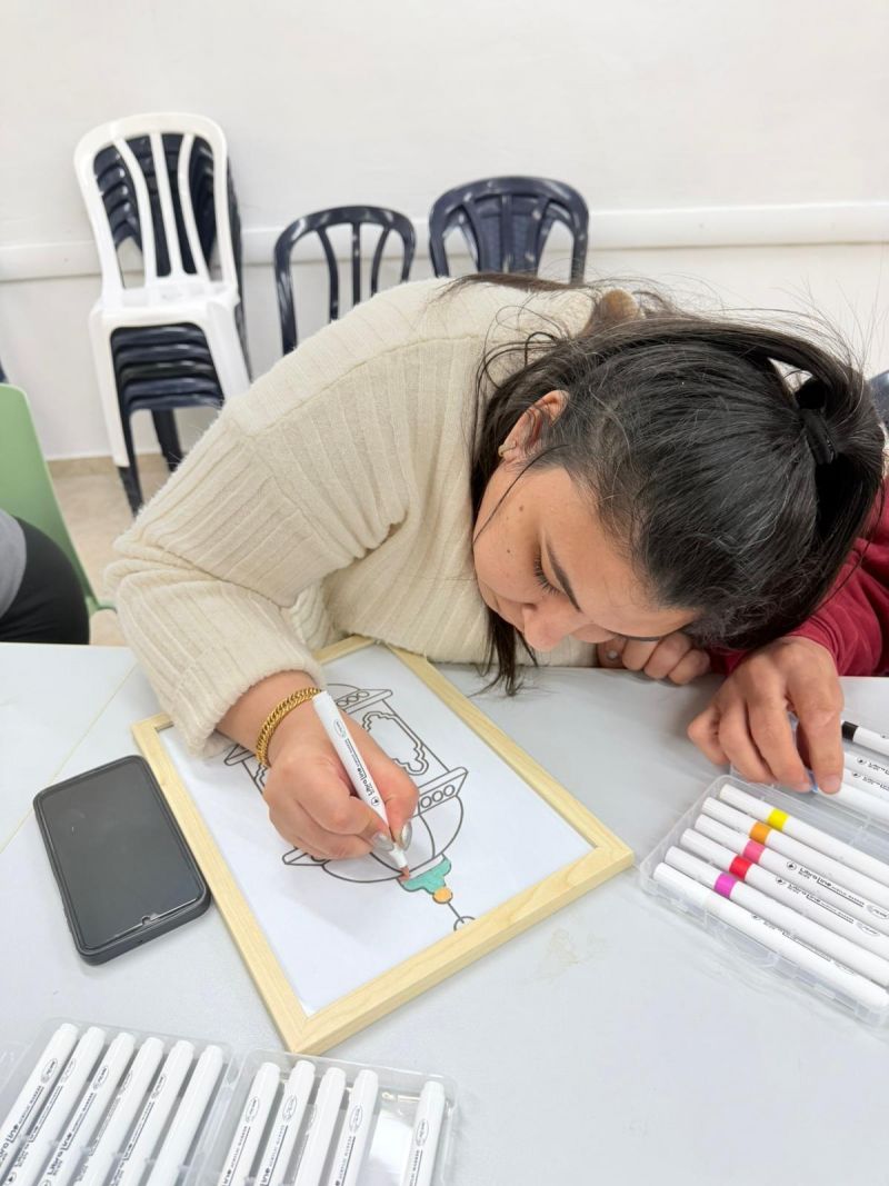 نساء " جارات البحر " ينظمن ورشة اكسسوارات وفانوس رمضان لنادي أصحاب التحديات.